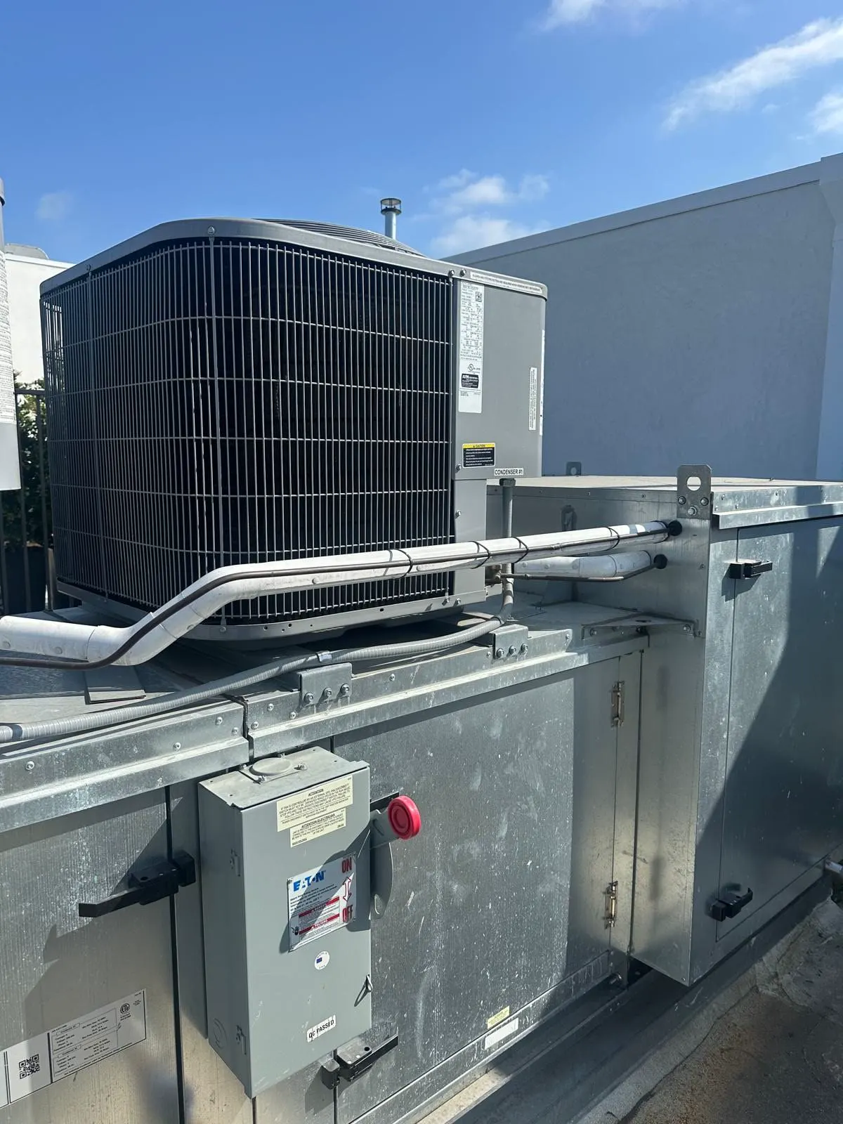 Rooftop package unit with disconnect