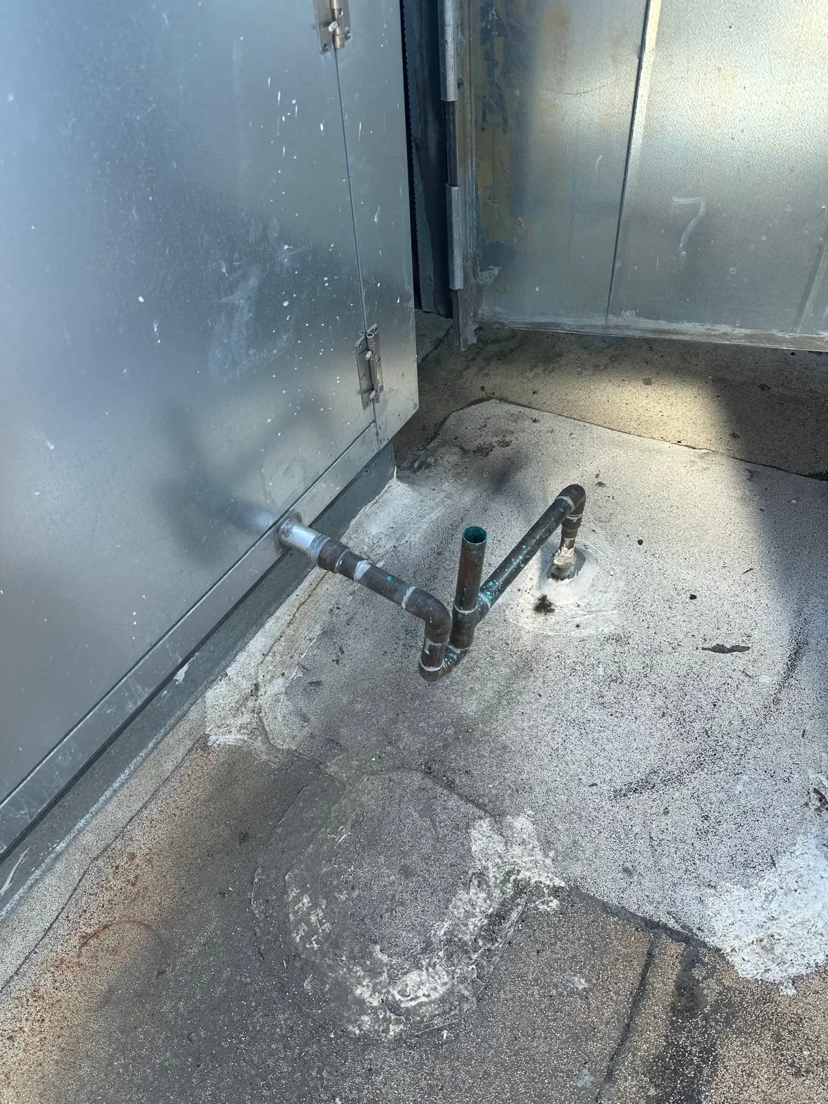 Condensate drain at a rooftop unit
